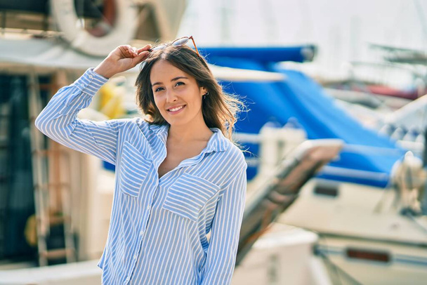 Young hispanic woman smiling happy standing at the port. - Foto, Bild