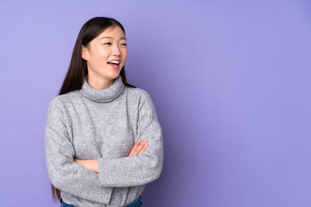 Jovem mulher asiática sobre isolado fundo feliz e sorrindo - Foto, Imagem