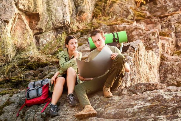 Пара молодих туристів в горах
 - Фото, зображення