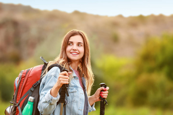 Young female tourist in countryside - Foto, imagen