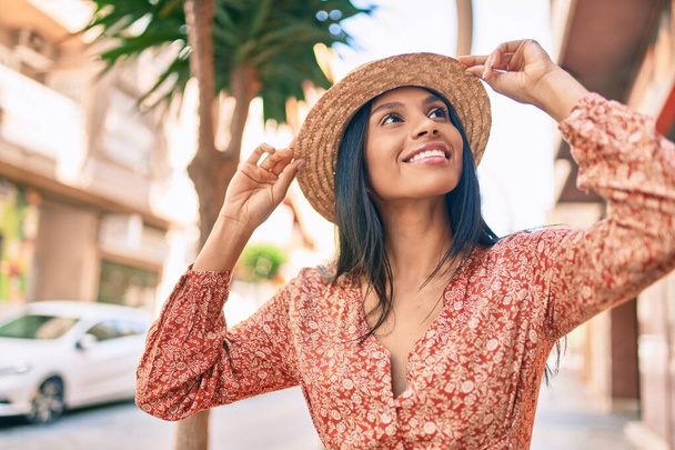 Giovane afroamericana turista donna in vacanza sorridente felice passeggiando per la città. - Foto, immagini