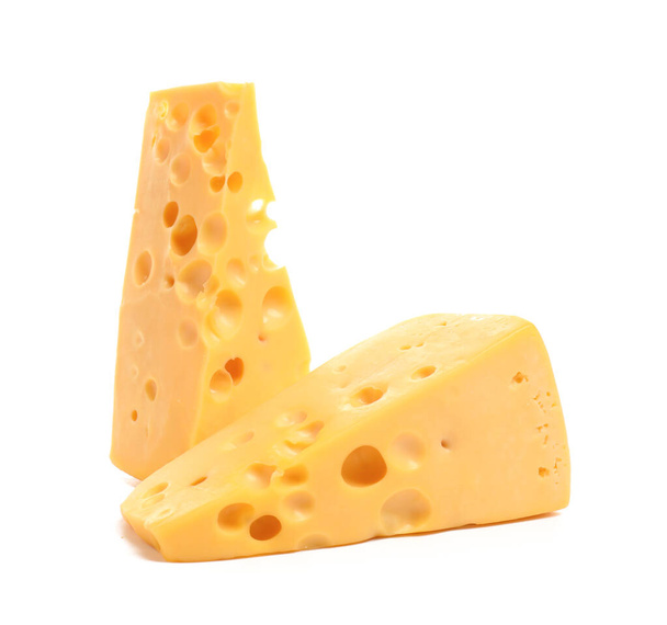 Trozos de sabroso queso sobre fondo blanco - Foto, imagen