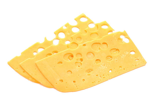Snijtjes smakelijke kaas op witte achtergrond - Foto, afbeelding