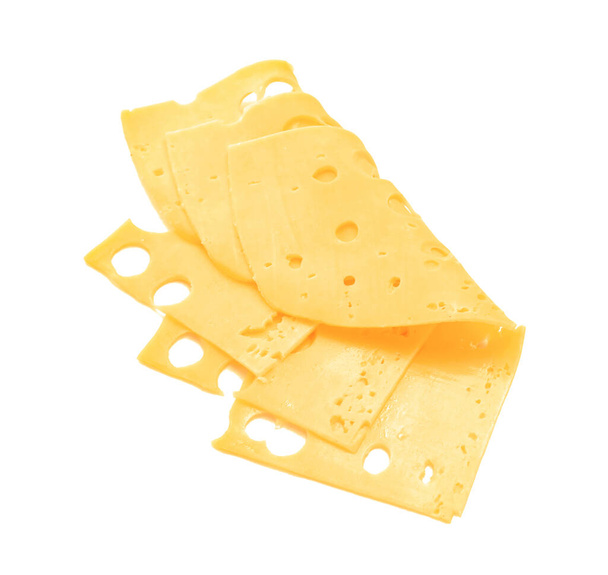 Snijtjes smakelijke kaas op witte achtergrond - Foto, afbeelding