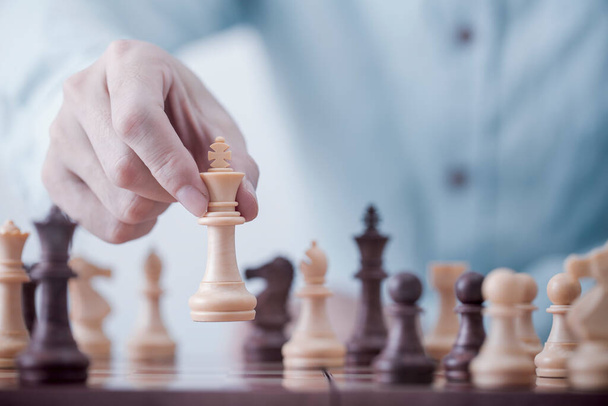 Empresario jugar con el juego de ajedrez en el juego de la competencia de éxito, estrategia conceptual y la gestión exitosa o liderazgo - Foto, Imagen
