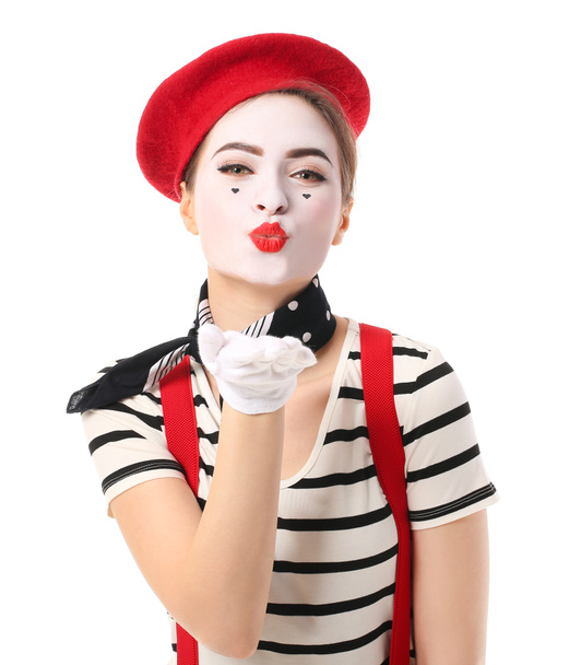 Nainen pantomimisti puhaltaa suudelma valkoisella taustalla - Valokuva, kuva
