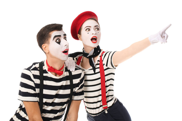 Mannelijke en vrouwelijke pantomimisten op witte achtergrond - Foto, afbeelding