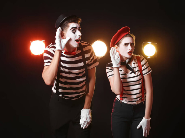 masculino e feminino pantomimistas no fundo escuro - Foto, Imagem