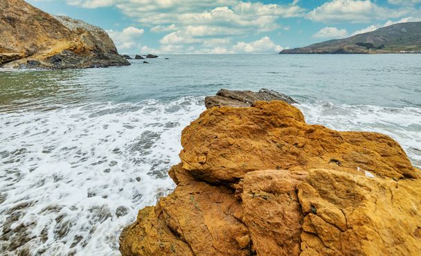Formaciones rocosas contra el telón de fondo del océano en el Área Recreativa de San Francisco, Rodeo Beach, California, Estados Unidos. Mar, hermoso paisaje, costa de California. - Foto, imagen