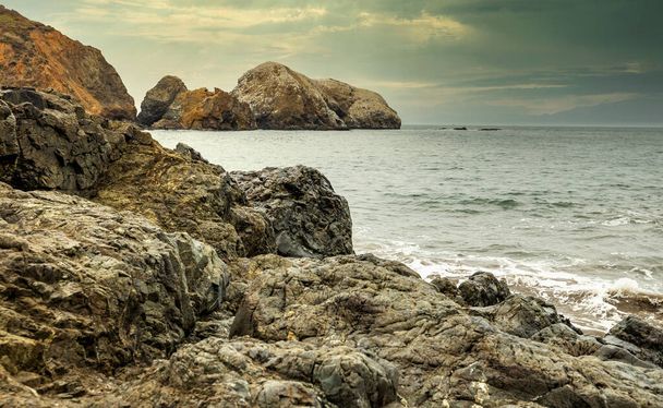 Skalní útvary na pozadí oceánu v San Franciské rekreační oblasti, Rodeo Beach, Kalifornie, USA. Pobřeží, krásná krajina, pobřeží Kalifornie. - Fotografie, Obrázek