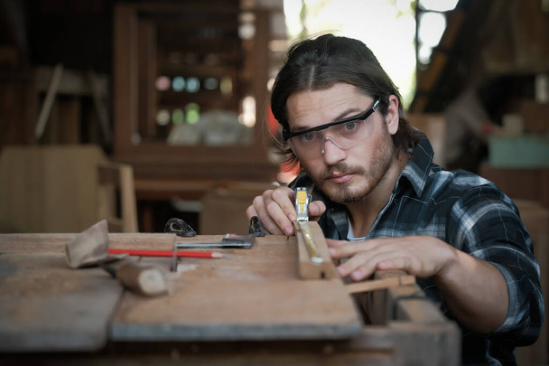 Homens de carpinteiro trabalham nas medições de madeira em uma loja de carpintaria. - Foto, Imagem