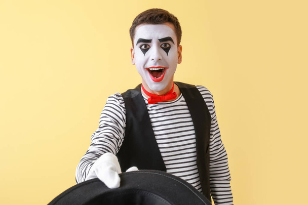 Pantomimista masculino sobre fondo de color - Foto, imagen