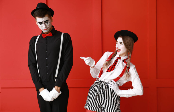 man en vrouw pantomimist op kleur achtergrond - Foto, afbeelding