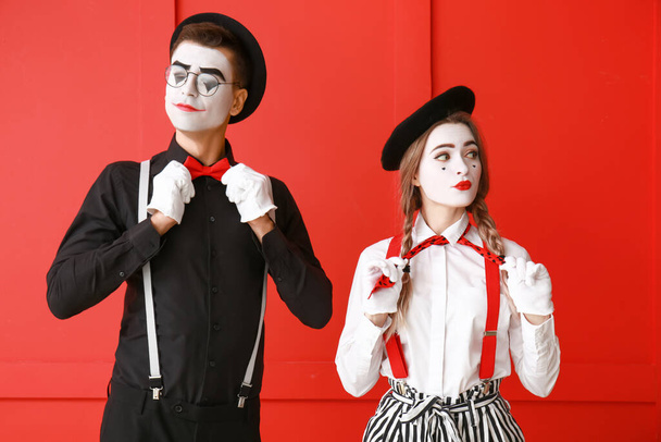 Férfi és női pantomimisták színes háttér - Fotó, kép