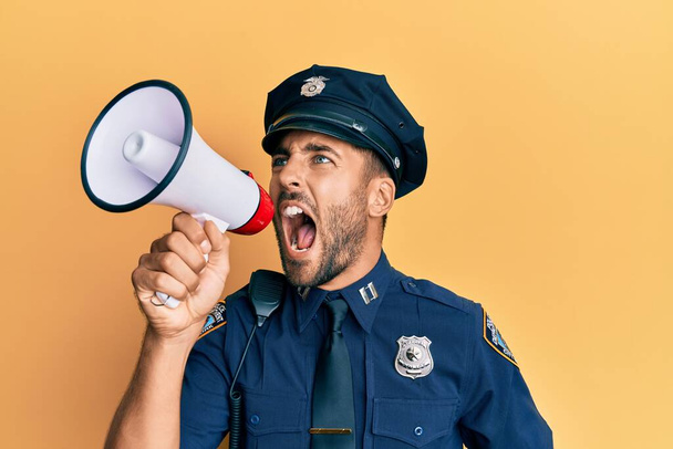 Американский офицер полиции кричит через мегафон, кричит и протестует - Фото, изображение