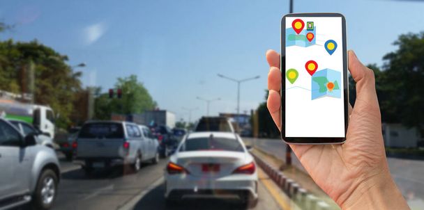 обрезанный снимок смартфона с картой и автомобилями на дороге - Фото, изображение