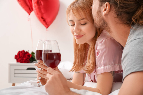 自宅でバレンタインデーを祝う若いカップル - 写真・画像