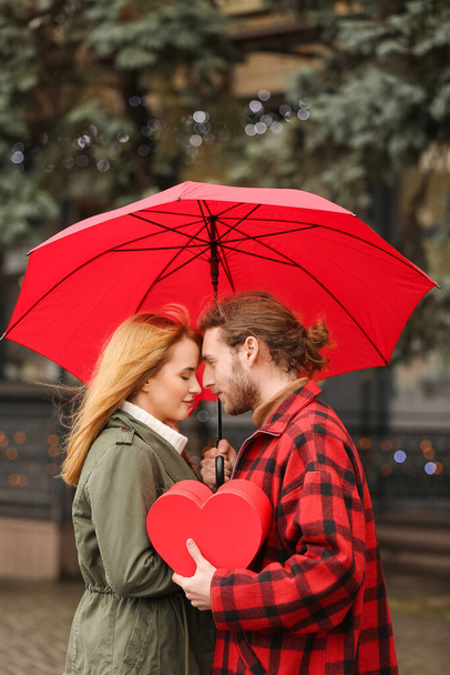 Šťastný mladý pár procházky ve městě na Valentýna - Fotografie, Obrázek