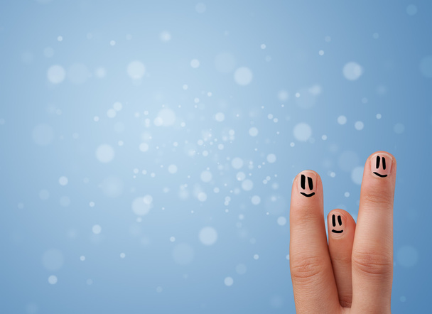 Ευτυχισμένο χαμόγελο δάχτυλο με άδειο μπλε φόντο bokeh - Φωτογραφία, εικόνα