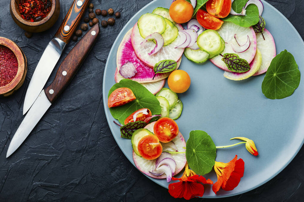 Смачний літній салат з дакону, редьки та щавелю. Салат зі свіжих овочів
 - Фото, зображення