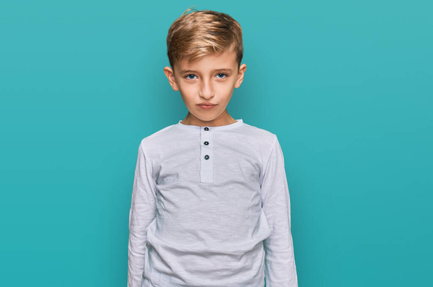 Kleiner kaukasischer Junge in lässiger Kleidung deprimiert und besorgt vor Not, weint wütend und ängstlich. Traurige Miene.  - Foto, Bild