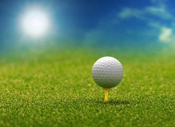 Мяч для гольфа на поле - Фото, изображение