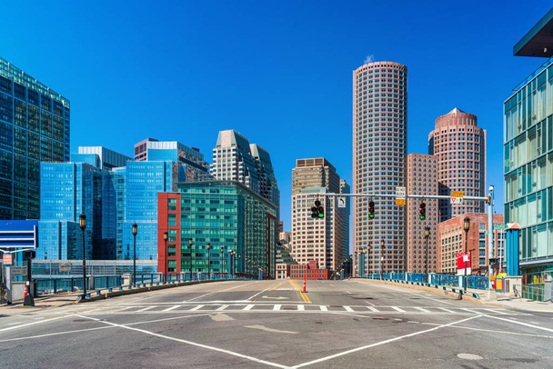 Boston Cityscape under blue sky, Massachusetts, Verenigde Staten centrum skyline, Architectuur en gebouw met toeristische, weinig verkeer met grote reset concept - Foto, afbeelding
