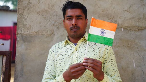 Intian yhtenäisyyspäivän unohtumattomat hetket. Nuori intialainen poika kunnioittaa arvokkuutta Tricolor lipun tai kansallisen lipun. - Valokuva, kuva