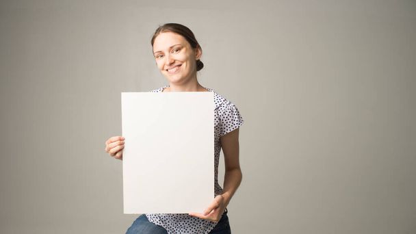Άτομο με λευκό κενό χαρτί - Φωτογραφία, εικόνα