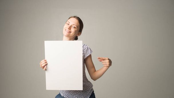 Pessoa segurando papel branco vazio - Foto, Imagem
