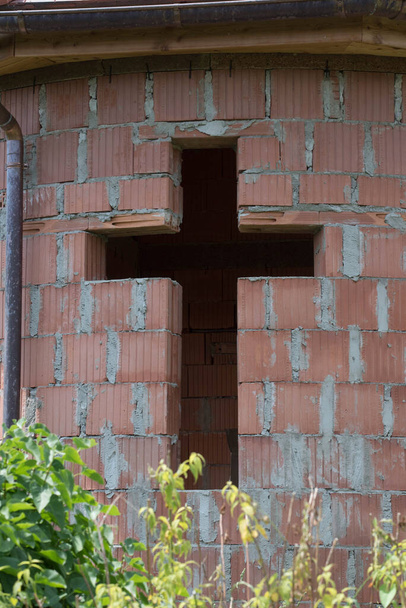 christelijk kruis in een muur, belangrijk religieus symbool in het christendom - Foto, afbeelding