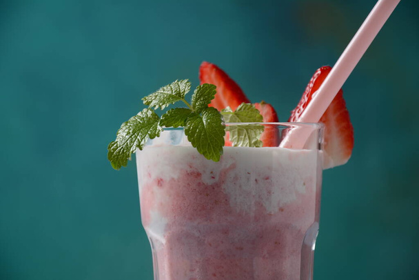 Strawberries with ice cream in glass cup. Summer dessert - Fotoğraf, Görsel