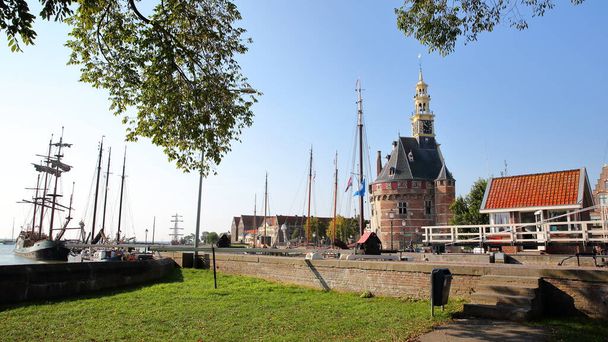 De haven (Binnenhaven) van Hoorn, West Friesland, Nederland, met de Hoofdtoren en oude houten zeilboten - Foto, afbeelding