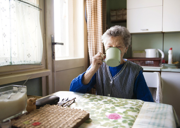 Old woman in the kitchen - Zdjęcie, obraz
