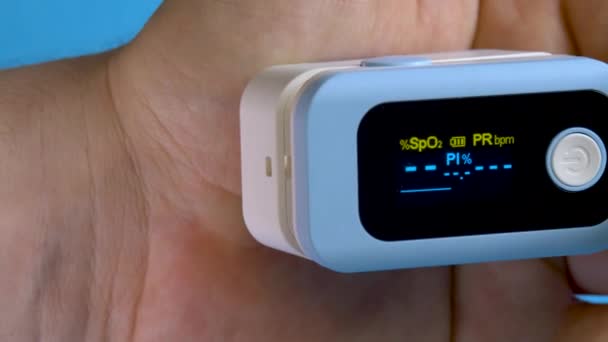 Monitoring mans oxygen saturation by pulse oximeter - Footage, Video