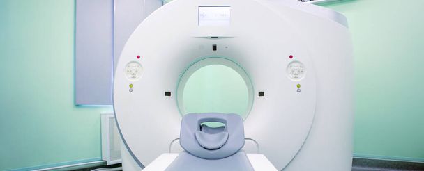 Compleet CAT-scansysteem in een ziekenhuisomgeving. Magnetische resonantie imaging scan. - Foto, afbeelding