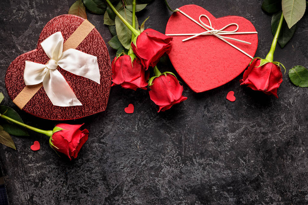 Conceito de celebração para o dia de São Valentim ou aniversário com caixa de presente em forma de lareira e buquês de rosa vermelha - Foto, Imagem