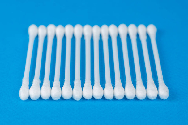 bílé bavlněné tampony na modrém pozadí - Fotografie, Obrázek