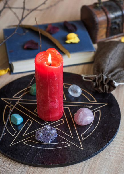 Altar with a pentagram to attract love, happiness, candle, stones, Tarot cards and witchcraft at home - Foto, Imagen