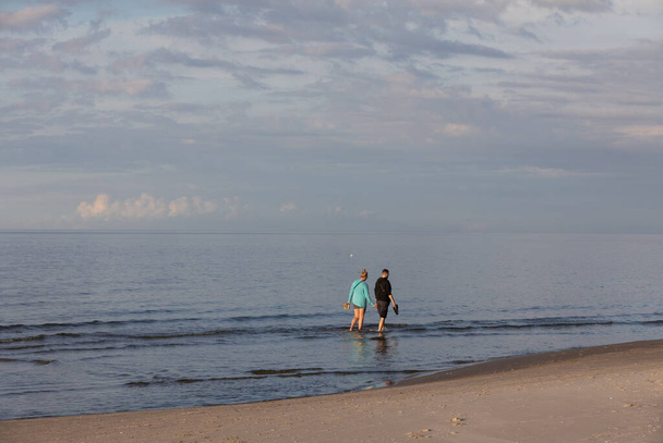 Stegna, Πολωνία - 4 Σεπτεμβρίου 2020: Ρομαντικός περίπατος ενός ερωτευμένου ζευγαριού στην παραλία Στεγνά, Πομερανίας. Πολωνία - Φωτογραφία, εικόνα