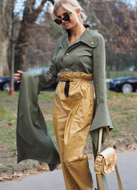 Moda blogcusu Xenia Van Der Woodsen sokak tarzı kıyafet. Milano moda haftası boyunca Felsefe di Lorenzo Serafini moda defilesinden önce.. - Fotoğraf, Görsel