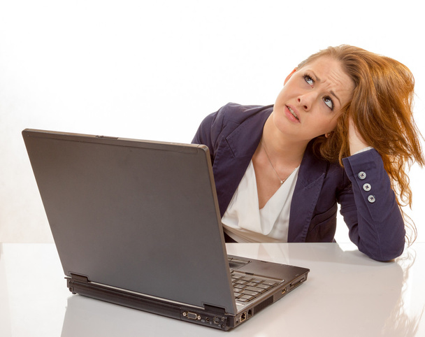 молодая женщина испытывает стресс из-за сбоя компьютера
 - Фото, изображение