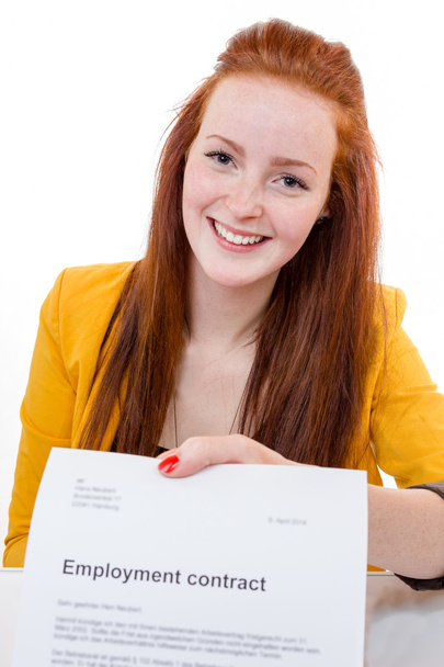 Feliz joven mujer está feliz por su contrato de trabajo
 - Foto, Imagen