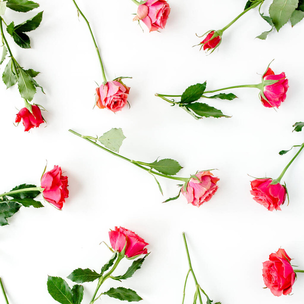Floral μοτίβο από κόκκινα τριαντάφυλλα και κλαδιά ευκαλύπτου σε λευκό φόντο. Το παρελθόν του Αγίου Βαλεντίνου. Σχέδιο λουλουδιού. Επίπεδο lay, πάνω όψη.  - Φωτογραφία, εικόνα