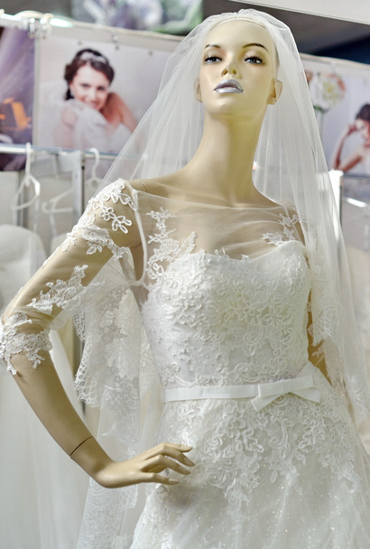 Maniquí en vestido de novia blanco
 - Foto, imagen