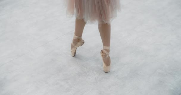 Ballerina balla alle estremità delle scarpe da punta, donna balla sulle dita dei piedi, prova alla lezione di danza classica, pratica di danza, 4k DCI 60p Prores HQ - Filmati, video
