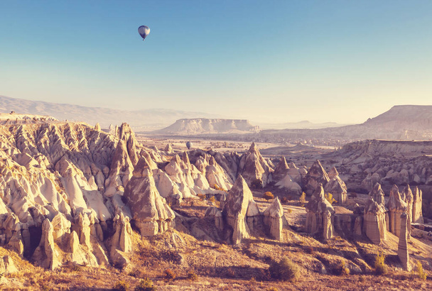 Montgolfières colorées dans le parc national de Goreme, Cappadoce, Turquie. Attractivité touristique célèbre. - Photo, image