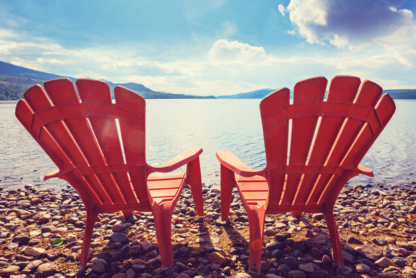 Красные удобные шезлонги на озере в Канаде. Концепция путешествия Канады - Фото, изображение