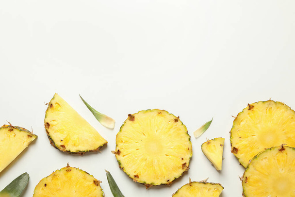 Plocha ležela s ananasem plátky na bílém pozadí, horní pohled - Fotografie, Obrázek