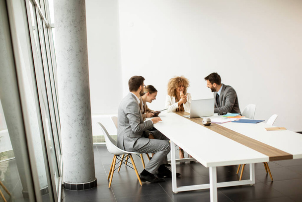 Группа мультиэтнических молодых бизнесменов работает вместе в офисе - Фото, изображение
